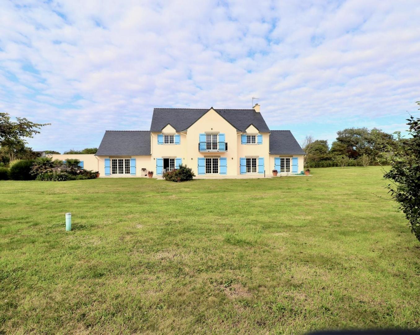 LANDUNVEZ : Propriété de prestige T11 DE 324 m² Habitable à 150 du rivage sur un parc de 4983 m²